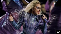 Lady Gaga durante su presentación en el espectáculo de medio tiempo del Super Bowl 51 de la NFL entre los Patriots de Nueva Inglaterra y los Falcons de Atlanta el domingo 5 de febrero de 2017 en Houston. 