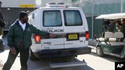 Van untuk mengangkut tahanan yang dipercaya membawa bintang pop Justin Bieber tiba di Turner Guilford Knight Correctional Center, 13 Januari 2014, di Miami.