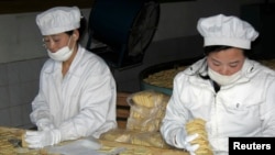 지난 2007년 북한 신의주의 한 식품 공장에서 유엔 산하 세계식량계획(WFP)의 지원으로 취약계층에 지급할 영양 비스킷을 생산하고 있다. (자료사진)