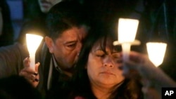 Beatriz Gonzalez, la madre de Nohemí González, y su esposo y padrastro de Nohemí, José Hernández, participan de la vigilia la noche del domingo.