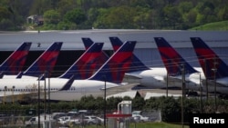 Una buena parte de la flota de aviones d Delta ha estado estacionada, generando gigantescas pérdidas.
