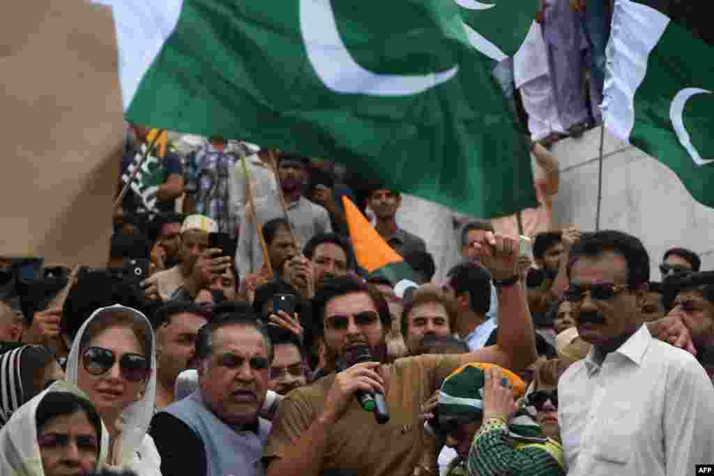 پاکستان کے کھلاڑیوں اور فن کاروں نے بھی اس احتجاج میں حصہ لیا۔ اسٹار کرکٹر شاہد آفریدی نے مزارِ قائد پر احتجاج میں شرکت کی۔