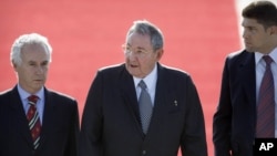 El gobernante cubano Raúl Castro es escoltado en el aeropuerto de Santiago de Chile tras su llegada para la cumbre de CELAC.