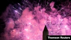 Los fuegos artificiales iluminan el monumento a George Washington, en el National Mall, al concluir la Convención Nacional Republicana.