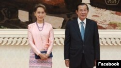 មេដឹកនាំមីយ៉ាន់ម៉ា​លោកស្រី​អង់សាន​ ស៊ូជី​ ថត​រូប​នៅ​ក្នុង​ជំនួប​មួយ​ជាមួយ​លោក​នាយករដ្ឋមន្រ្តី​ ហ៊ុន សែន​ នៅ​វិមាន​សន្តិភាព​ ក្នុង​ក្រុង​ភ្នំពេញ​ កាល​ពី​ព្រឹក​ថ្ងៃ​ទី​៣០ ខែ​មេសា ឆ្នាំ​២០១៩។​ (Facebook/Samdech Hun Sen, Cambodian Prime Minister)