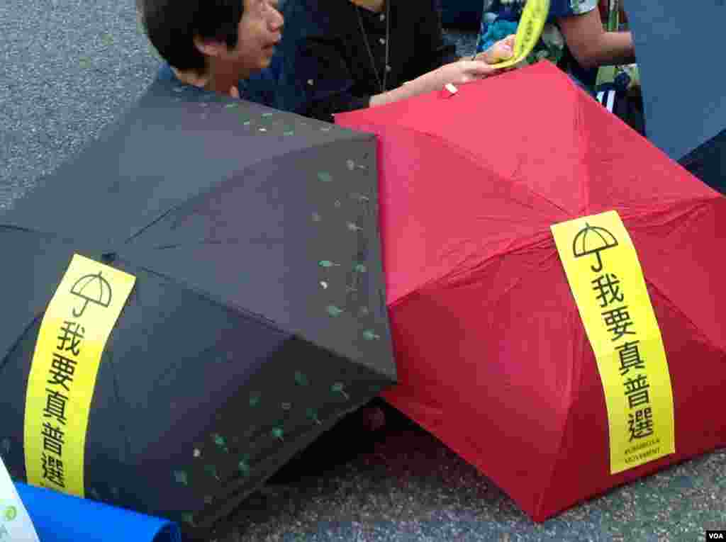 數以千計港人在金鐘佔領區舉傘默立87秒,紀念佔領運動滿月(美國之音海彥 拍攝)