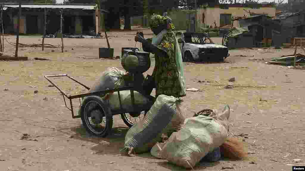 Wasu gidaje da aka kona a harin da ake zaton ‘yan Boko Haram ne suka kaishi a Kawuri dake Maiduguri, Junairu 28, 2014.
