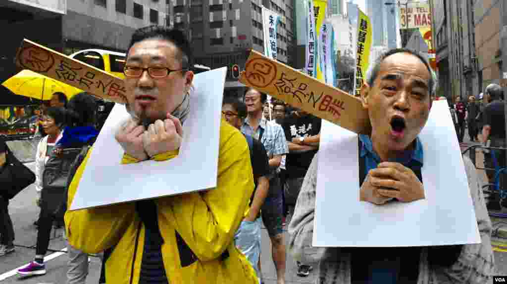 行人士諷刺中國司法制度不公。(美國之音湯惠芸攝)