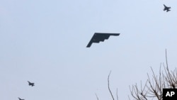 美國B-2轟炸機3月28日飛越韓國上空