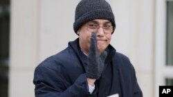 Mantan pejabat sepak bola Peru,l Manuel Burga, melambaikan tangan ke arah wartawan pada saat meninggalkan pengadilan federal di Brooklyn, New York, 26 Desember 2017. 