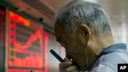 中國一名投資者在觀看股市走勢