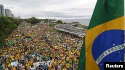 Demonstrasi di Manaus, Brazil, bagian dari protes nasional yang menuntut pemakzulan Presiden Brazil Dilma Rousseff (13/3). (Reuters/Bruno Kelly)