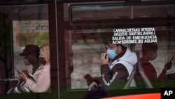 Des passagers d’un bus à Bilbao, dans le nord de l’Espagne, portant des masques, le 12 juin 2020.
