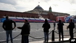 Građani na praznom Crvenom trgu, koji je zatvoren zbog priprema za paradu na Dan pobede, 3. maja 2023. (Foto: AP) 