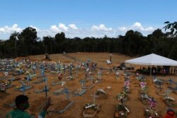 Banyaknya korban Covid-19 di Manaus, negara bagian Amazonas mengakibatkan kekurangan peti mati.