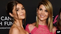 Aktirs Lori Loughlin (kanan) bersama putrinya Olivia Jade Giannulli, di Beverly Hills, California, 28 Februari lalu (foto: dok). Lori Loughlin terlibat dalam kasus suap untuk memasukkan putrinya ke University of Southern California (USC). 
