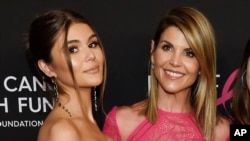 La actriz Lori Loughlin posa con su hija Olivia Jade Giannulli, durante el evento "An Unforgettable Evening" en Beverly Hills, California. 28-2-19. (Foto por Chris Pizzello/Invision/AP).