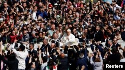 El papa Francisco saluda a los fieles el día de la Misa del Domingo de Ramos en la Plaza de San Pedro del Vaticano, el 24 de marzo de 2024