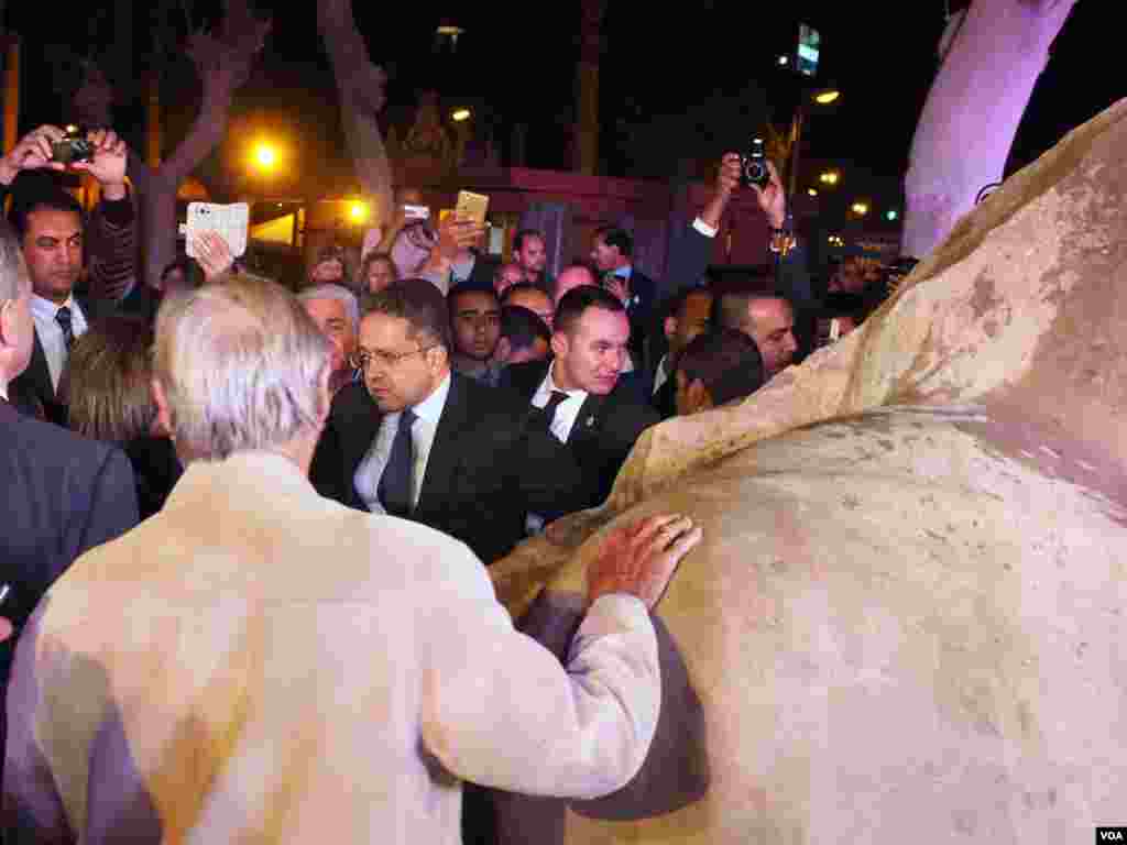 Egyptian Antiquities Minister Khaled Al-Anany shows the foreign ambassadors and culture attaches the carves that indicates the statue to be Psamtik I, March 16, 2017. (H. Elrasam/VOA)