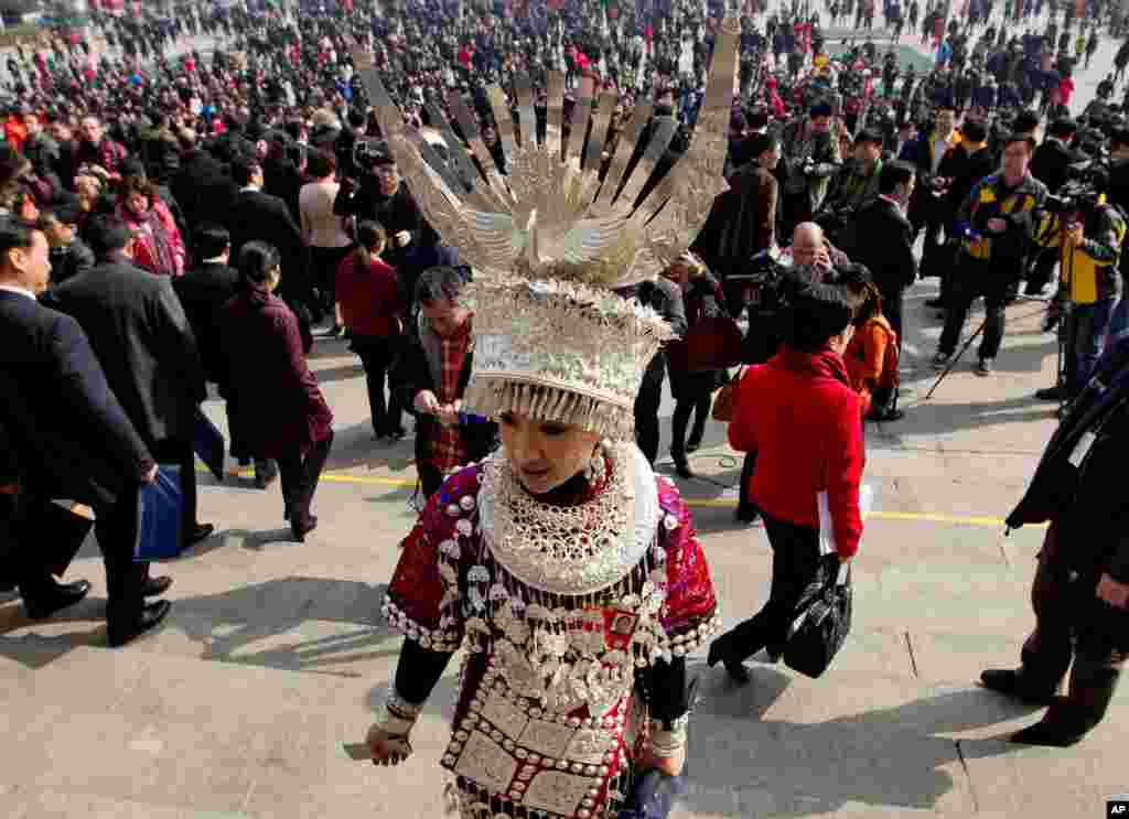 一名女性少数民族人大代表2013年3月5日参加了第十二届人大开幕式之后,走出人民大会堂。