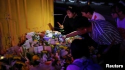 河南鄭州市民在地鐵5號線站台前給洪災死難者獻花並用手機拍攝下來。（2021年7月26日）