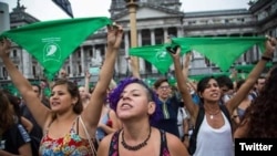 En Argentina, la interrupción del embarazo es sólo admitida en caso de violación o cuando hay peligro de vida para la mujer.