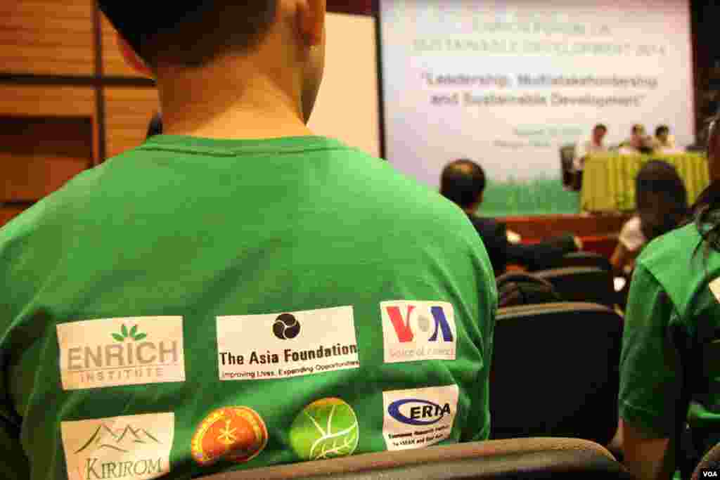 The forum is attended public institutions, private companies, civil society organizations, and other stakeholders to discuss about the emerging development issues and challenges and to find sustainable development solutions in Cambodia. (Nov Povleakhena/VOA Khmer)