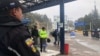 María Paula Romo, quien es la segunda en mando en Ecuador, indicó que los venezolanos también pueden asistir a las oficinas consulares del Ecuador en otros países para tramitar la visa o hacer el trámite en línea.