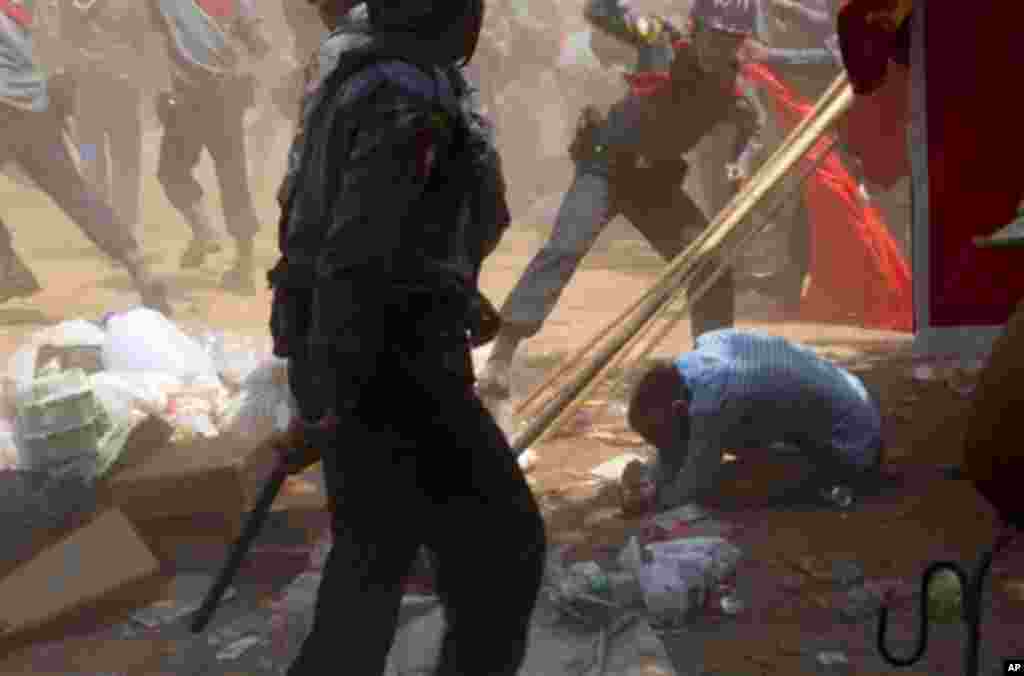 Polisi memukuli demonstran mahasiswa di Letpadan, Myanmar (10/3). (AP/Gemunu Amarasinghe)