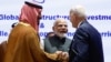 Perdana Menteri India Narendra Modi (2 kanan), Presiden AS Joe Biden (kanan) dan Putra Mahkota Arab Saudi serta Perdana Menteri Mohammed bin Salman berpegangan tangan sebelum dimulainya sesi KTT G20 di New Delhi pada 9 September 2023. (Foto : AFP)