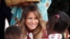 Ibu Negara AS, Melania Trump menyapa anak-anak saat mengunjungi sebuah rumah sakit di Accra, Ghana, 2 Oktober 2018.
