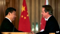 2015年10月21日，中国国家主席访问英国，签下了数百亿美元的订单。图为习近平和当时的英国首相卡梅伦会面。（资料照片）