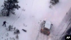 Foto yang dirilis oleh FBI ini memperlihatkan gambar Robert "LaVoy" Finicum (tengah) setelah ditembak oleh polisi dekat Burns, Oregon (26/1).