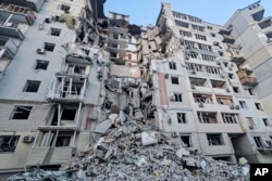 Bangunan terlihat rusak parah akibat serangan Rusia di Kherson, Ukraina. (Administrasi Militer Regional Kherson via AP)