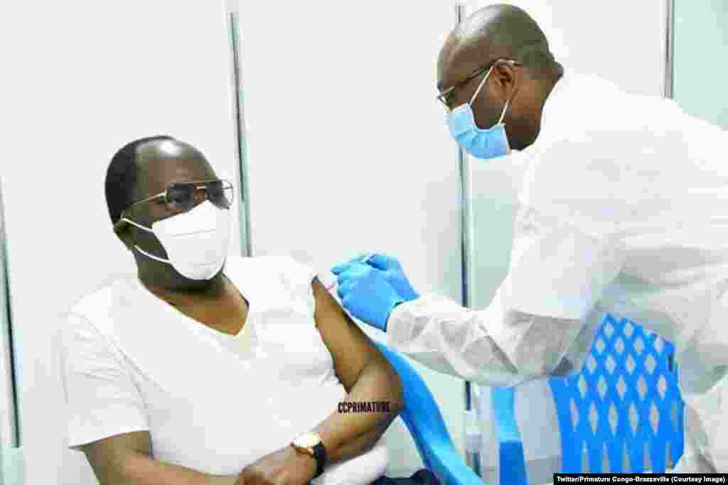 Ministre wa Yambo Clément Mouamba azali kozwa mangwele ya COVID-19 na Brazzaville, Congo-Brazzaville, 25 mars 2021. (Twitter/Primature Congo-Brazzaville)