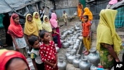 Perempuan dan anak-anak Rohingya antri menunggu air di kamp Leda, kamp pengungsi Rohinya yang tidak terdaftar di Teknaf, Bangladesh. (Foto: dok).