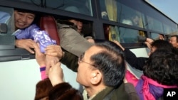 2014年2月25日,南北韓家庭團聚景象.