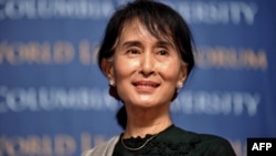 မှတ်တမ်းဓါတ်ပုံ ၂၀၁၂ စက်တာဘာ ၂၂ ရက်တုန်းက Columbia တက္ကသိုလ်မှာ ဒေါ်အောင်ဆန်းစုကြည် မိန့်ခွန်းပြောစဉ်