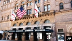 Gedung konser Carnegie Hall di New York, tutup akibat pandemi Covid-19, Selasa, 12 Mei 2020. (Foto oleh Evan Agostini / Invision / AP).