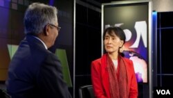 Reporter VOA siaran bahasa Burma, Kyaw Zan Tha mewawancarai pemimpin oposisi Burma, Aung San Suu Kyi Selasa (18/9).