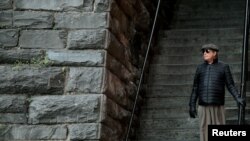 FOTO DE ARCHIVO: El director William Friedkin asiste a un recorrido a pie por Georgetown que se centró en algunos de los lugares de rodaje de "El Exorcista", en Washington DC. REUTERS/Carlos Barria 
