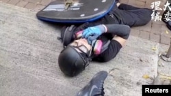 香港反送中抗議者曾志健被警察發射的子彈打中倒在地上。（2019年10月1日） 