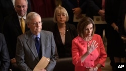 La demócrata Nancy Pelosi, presidenta de la Cámara de Representantes, de EE.UU. y el líder republicano del Senado, Mitch McConnell, están en desacuerdo sobre nuevo plan de estímulo económico. 