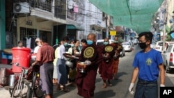 ရန်ကုန်မြို့မှာ နှာခေါင်းစည်းတပ်ပြီး ဆွမ်းခံကြွနေတဲ့ သံဃာတော်များ။ 