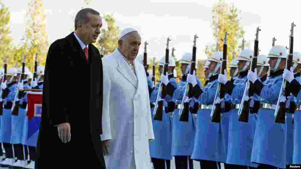 Paus Fransiskus dan Presiden Turki Recep Tayyip Erdogan berjalan di depan pengawal khusus di istana kepresidenan di Ankara, 28 November 2014.