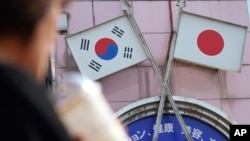 일본 도쿄 신오쿠보 지역 인근 상점에 걸린 태극기와 일장기. (자료사진)