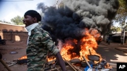 Des manifestants descendent dans les rues de la capitale du Burkina Faso, Ouagadougou, le 27 novembre 2021, appelant à la démission du président Roch Marc Christian Kaboré.