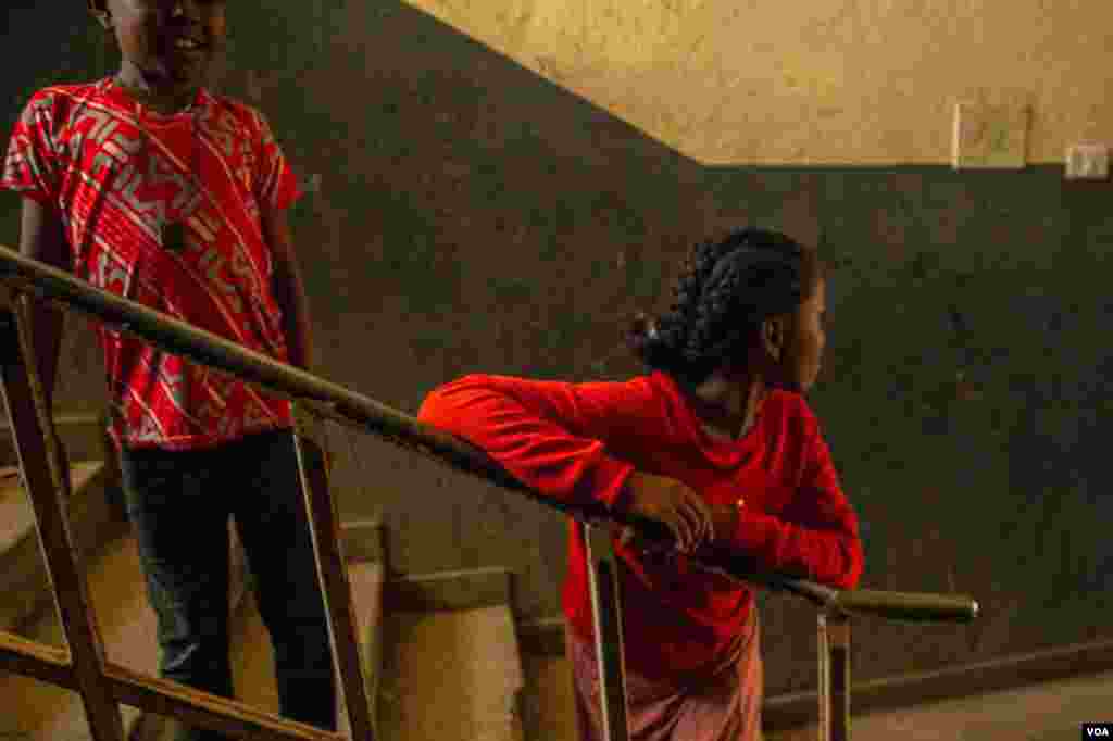 Children observe as families move their things out of a university that has housed them for more than seven months in Shire, June 12, 2021. (Yan Boechat/VOA)