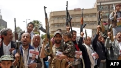 Pendukung kelompok pemberontak Houthi di Yaman menghadiri unjuk rasa di Sanaa, 26 April 2018, memprotes tewasnya pemimpin politik mereka Saleh al-Samad dalam serangan udara yang dipimpin oleh Arab Saudi.