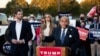 Ish-kryebashkiaku i Nju Jorkut, Rudy Giuliani, avokati personal i Presidentit Donald Trump, flet në një konferencë për shtyp në Pensilvani, pranë djalit të presidentit, Eric Trump, dhe bashkëshortes Lara Trump (4 nëntor 2020)